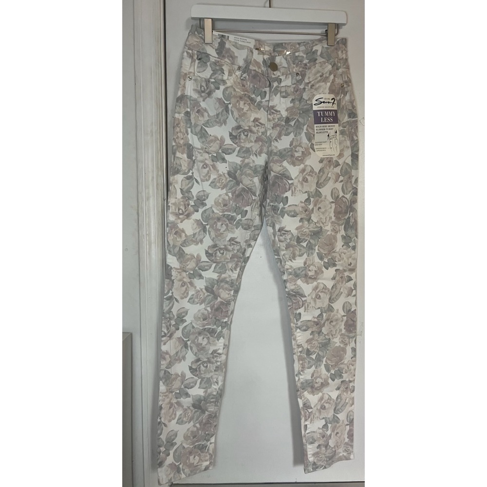 New With Tags !!! Beautiful floral pants! Size 8 by Seven 7.